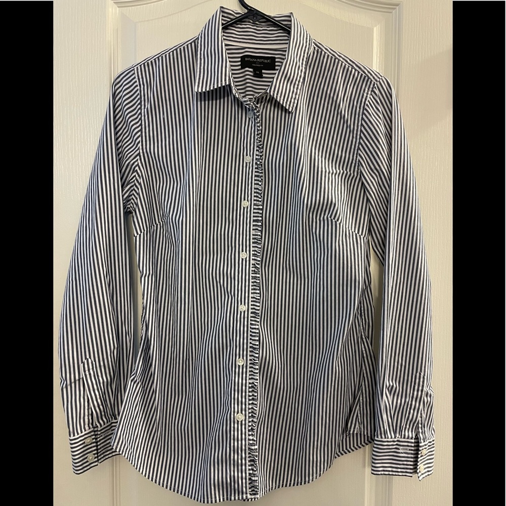 BANANA REPUBLIC Button Ip with Ruffle Detail